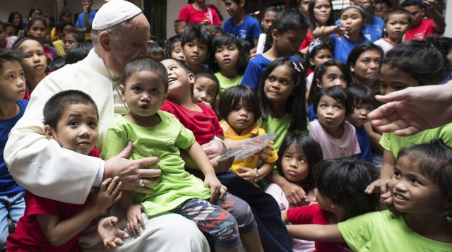 el papa francisco y los niños