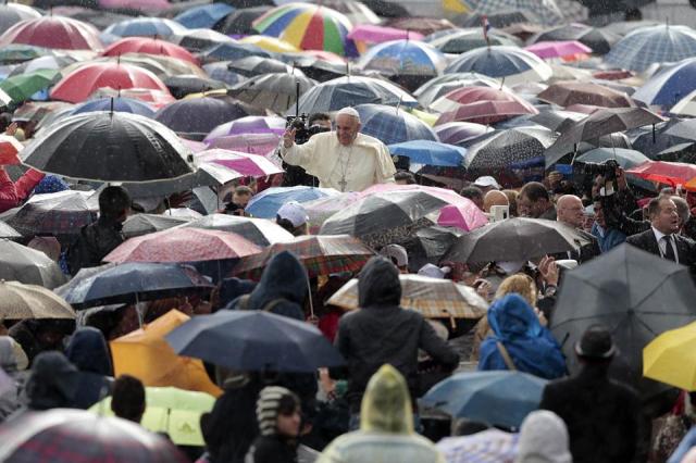 el-papa-entre-la-lluvia